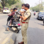 &nbsp; *खाकी का मानवीय दायित्व — एडिशनल एसपी अनिल सोनी ने सड़क पर भटक रहे 2 वर्षीय बालक को मां से मिलाया*