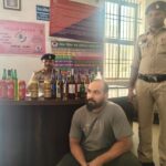 *”ऑपरेशन आघात” के तहत जानकी होटल में थाना साइबर और कोतवाली पुलिस की शराब रेड कार्रवाई, होटल मैनेजर गिरफ्तार*