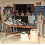 अंबिकापुर में बड़ी कार्रवाई: ओमनी कार से 95 किलो चांदी और 760 पुराने मोबाइल बरामद, पांच आरोपी गिरफ्तार
