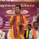 सुशासन तिहार में सांसद राधेश्याम राठिया ने सुनी जनसमस्याएं, अधिकारियों को दिए त्वरित निराकरण के निर्देशघरघोड़ा/रायगढ़। छत्तीसगढ़ शासन द्वारा आयोजित सुशासन तिहार एवं जनसमस्या निवारण शिविर के तहत रायगढ़ लोकसभा क्षेत्र के सांसद राधेश्याम राठिया ने विकासखंड घरघोड़ा के ग्राम कया पहुंचकर ग्रामीणों से सीधा संवाद किया। इस दौरान उन्होंने क्षेत्रवासियों की समस्याएं एवं आवश्यकताएं गंभीरता से सुनीं और उनके समाधान के लिए संबंधित अधिकारियों को आवश्यक दिशा-निर्देश दिए।शिविर में बड़ी संख्या में ग्रामीणों ने सड़क, पेयजल, बिजली, राजस्व तथा अन्य जनसुविधाओं से जुड़ी समस्याओं को सांसद के समक्ष रखा। सांसद राठिया ने कहा कि शासन की मंशा है कि आम नागरिकों को अपनी समस्याओं के समाधान के लिए भटकना न पड़े और सरकारी योजनाओं का लाभ समाज के अंतिम व्यक्ति तक पहुंचे।उन्होंने अधिकारियों को निर्देशित किया कि प्राप्त आवेदनों एवं शिकायतों का त्वरित, पारदर्शी और गुणवत्तापूर्ण निराकरण सुनिश्चित किया जाए, ताकि जनता को राहत मिल सके। सांसद ने कहा कि सुशासन का वास्तविक अर्थ जनता के प्रति जवाबदेही और उनकी समस्याओं का समयबद्ध समाधान है।इस अवसर पर सांसद राठिया ने रायगढ़ लोकसभा क्षेत्र के समग्र विकास, जनसुविधाओं के विस्तार तथा आम नागरिकों के जीवन में सकारात्मक बदलाव लाने के प्रति अपनी प्रतिबद्धता दोहराई। उन्होंने कहा कि “जनता की सेवा ही मेरा संकल्प है और क्षेत्र के विकास के लिए निरंतर प्रयास जारी रहेंगे।”