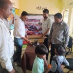 सीएसआर की संवेदनशील पहल: बारिश के बीच भी बच्चों की पढ़ाई न रुके, बी.एस. स्पंज ने कई गांवों के स्कूलों में बांटे छाते
