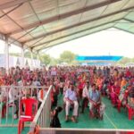 अदाणी पावर फेज-III परियोजना की जनसुनवाई संपन्न, हजारों ग्रामीणों ने विकास, रोजगार और पर्यावरण पर रखे अपने सुझावरायगढ़। छत्तीसगढ़ के रायगढ़ जिले में छत्तीसगढ़ पर्यावरण संरक्षण मंडल द्वारा अदाणी पावर लिमिटेड की प्रस्तावित फेज-III (2×800 मेगावाट अल्ट्रा सुपर क्रिटिकल थर्मल पावर परियोजना) के लिए पर्यावरणीय जनसुनवाई शांतिपूर्ण ढंग से संपन्न हुई। जनसुनवाई में परियोजना से प्रभावित 29 ग्राम पंचायतों के हजारों ग्रामीणों ने भाग लेकर विकास, रोजगार, पुनर्वास तथा पर्यावरण संरक्षण से जुड़े मुद्दों पर अपनी बात रखी और अधिकारियों से विभिन्न प्रश्न पूछे।भारत सरकार के पर्यावरण, वन एवं जलवायु परिवर्तन मंत्रालय की अधिसूचना के तहत आयोजित इस जनसुनवाई की अध्यक्षता अपर कलेक्टर एवं अतिरिक्त जिला दंडाधिकारी अपूर्व प्रियेश टोप्पो ने की। इस दौरान छत्तीसगढ़ पर्यावरण संरक्षण मंडल के क्षेत्रीय अधिकारी मानवेन्द्र शेखर पाण्डेय की उपस्थिति में पूरी प्रक्रिया संपन्न हुई। अदाणी पावर लिमिटेड के अधिकारियों ने परियोजना के फेज-III विस्तार की विस्तृत जानकारी ग्रामीणों के सामने प्रस्तुत की।जनसुनवाई के दौरान अधिकारियों ने ग्रामीणों द्वारा पूछे गए सभी सवालों और सुझावों का विस्तार से जवाब दिया। उपस्थित जनप्रतिनिधियों ने कहा कि परियोजना के विस्तार से स्थानीय युवाओं को रोजगार एवं स्वरोजगार के नए अवसर मिलेंगे, वहीं क्षेत्र में व्यापार, परिवहन और अन्य आर्थिक गतिविधियों को भी बढ़ावा मिलेगा।कंपनी के अधिकारियों ने बताया कि परियोजना में आधुनिक अल्ट्रा सुपर क्रिटिकल तकनीक का उपयोग किया जाएगा, जिससे ऊर्जा उत्पादन अधिक दक्षता के साथ होगा तथा पर्यावरणीय प्रभाव को न्यूनतम रखने का प्रयास किया जाएगा। साथ ही वायु गुणवत्ता प्रबंधन, प्रदूषण नियंत्रण और पर्यावरण संरक्षण के सभी निर्धारित मानकों का पालन करने का आश्वासन दिया गया।अदाणी पावर लिमिटेड ने स्पष्ट किया कि परियोजना से जुड़े सभी कार्य भारत सरकार एवं छत्तीसगढ़ शासन के पर्यावरणीय मानकों तथा वैधानिक प्रावधानों के अनुरूप किए जाएंगे। पूरी जनसुनवाई प्रशासन और छत्तीसगढ़ पर्यावरण संरक्षण मंडल की निगरानी में संपन्न हुई।