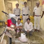 अवैध महुआ शराब के खिलाफ आबकारी विभाग की कार्रवाई, दो आरोपी गिरफ्तार, शराब व मोटरसाइकिल जब्त